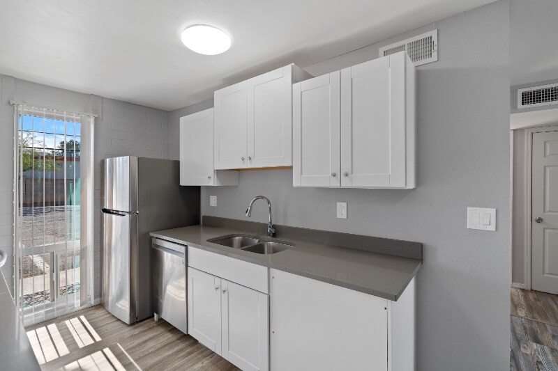 Building Photo - 5570 E Hampton St