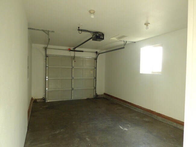 Building Photo - 3 bed 2 bath Duplex