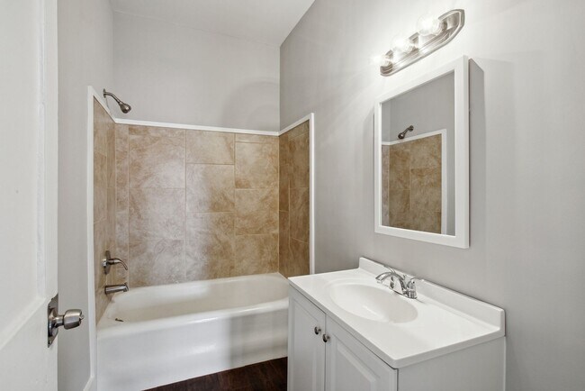 Building Photo - Large 2BR/1BA Downtown Home Walking Distance to Forsyth Park and Daffin Park