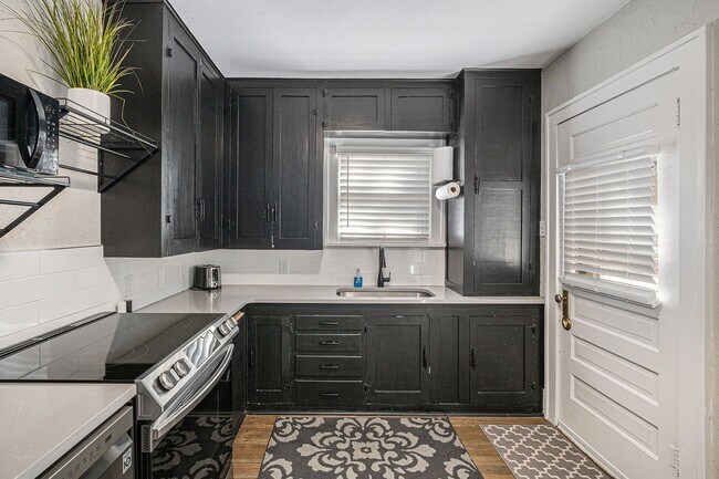 Building Photo - Start a Lease by 12/1 and Receive a $500 R...