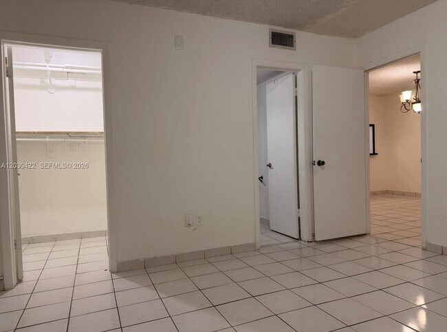 Building Photo - 1035 W 77th St