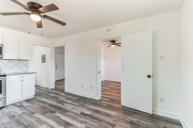 Building Photo - 1 br, 1 bath House - 124 East Castlebriar ...