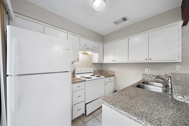 Building Photo - 12980 Greenway Chase Ct
