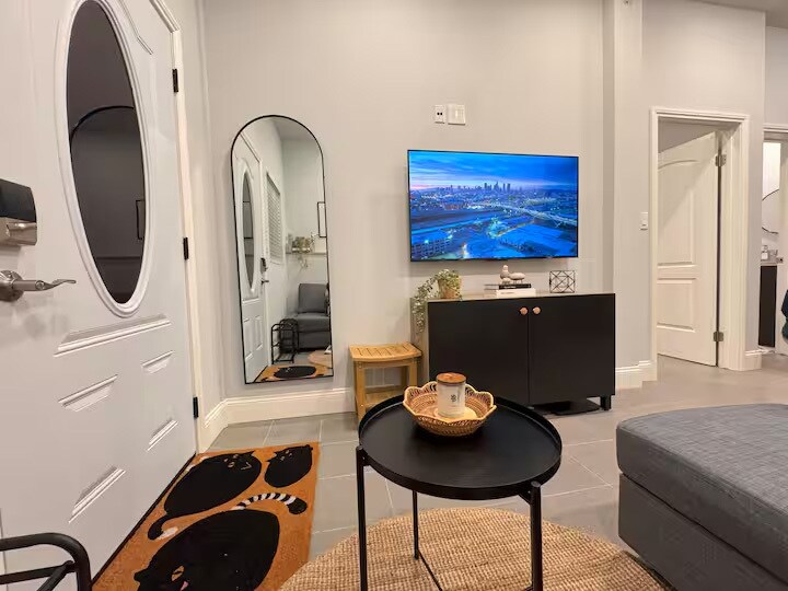 Primary Photo - 2020 Del Mar Ave