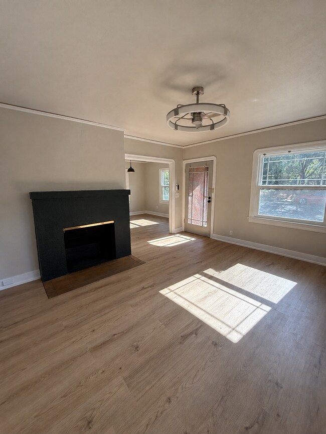 Building Photo - 2 bedroom/ 1 bathroom Home for Rent in Santa Rosa