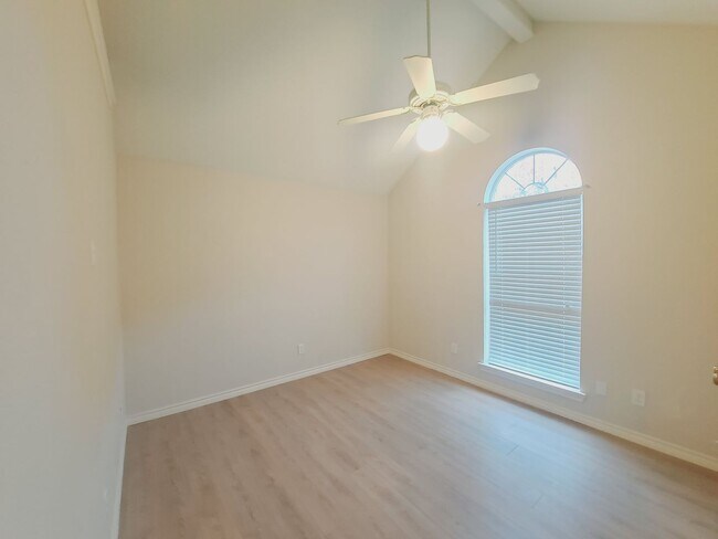 Building Photo - Beautiful 4/3/2 with Sparkling Pool!