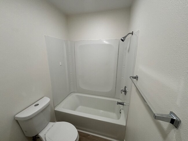 Building Photo - 3 Bedroom 2 Bath Home