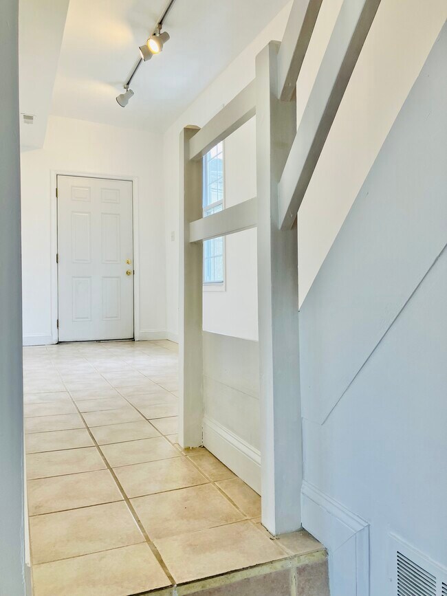 side entrance/lounge area - 143 Davis St
