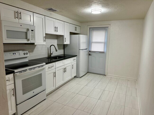 Building Photo - Bradenton Four Plex
