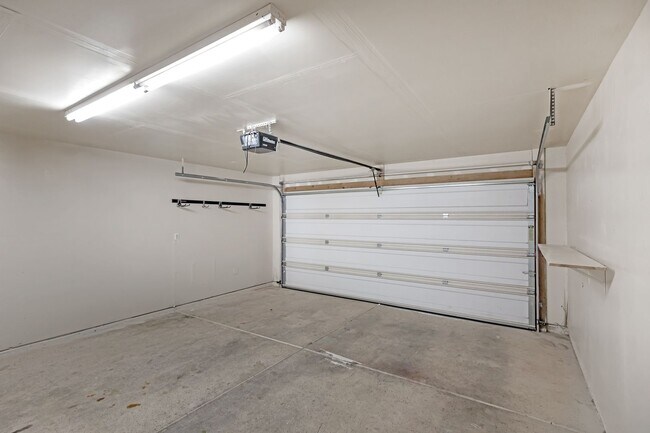 Building Photo - Beautiful Home W/Solar Panels