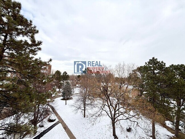 Building Photo - 2880 S Locust St