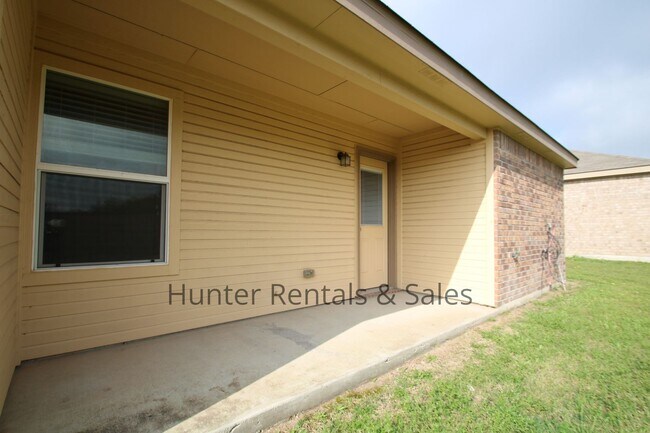 Building Photo - Spacious Duplex