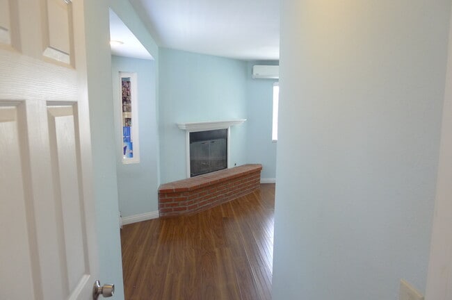Building Photo - 2052 E Loraine St