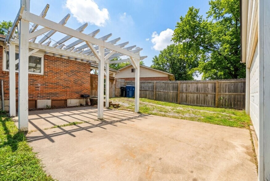 Building Photo - 2104 Foggy Bottom Dr