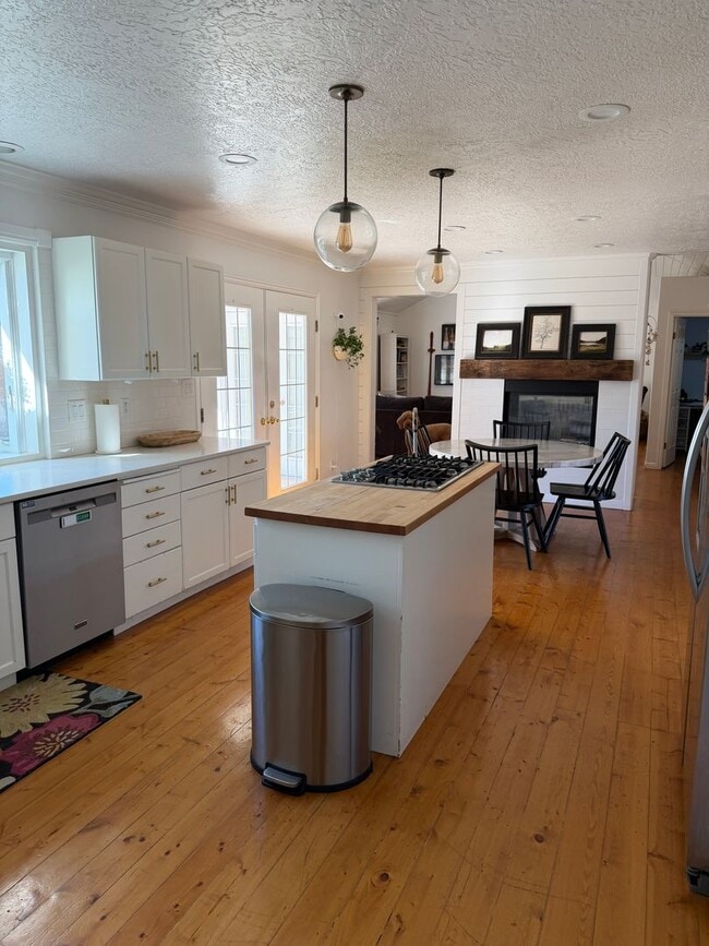 Building Photo - Beautiful 4 bedroom, 3 bathroom Home with a pool!!