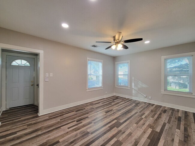 Building Photo - BEAUTIFUL REMODELED HISTORIC AREA 3 BEDROOM 1.5 BATH HOME IN ROSENBERG, TEXAS