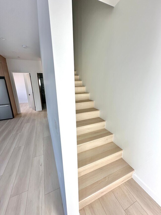 Building Photo - 3-Bedroom, 3-Bath Townhome in Prime North Hollywood Location