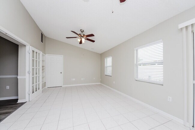 Building Photo - 911 San Rafael Way