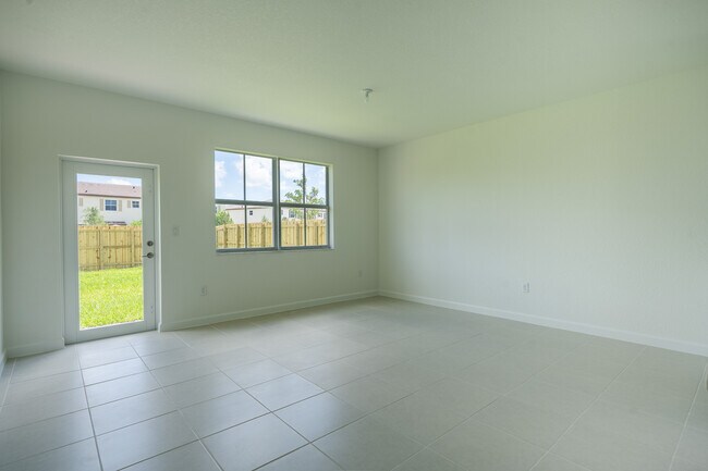 Building Photo - 2485 SE 29th Dr