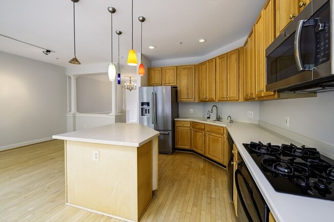 Building Photo - Tower Oaks First-Time Townhome in Rockville is Move-in Ready!