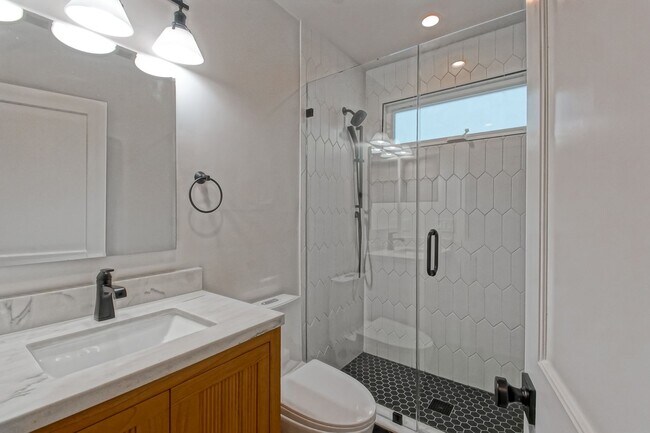 Building Photo - Completely Remodeled, Bright & Airy 3BR2BA...