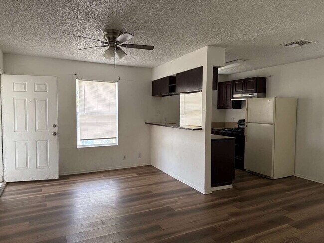 Building Photo - Two Bedroom Charmer with Washer & Dryer Included