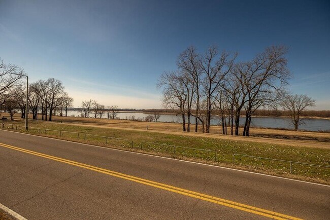 Building Photo - 1060 Island Dr