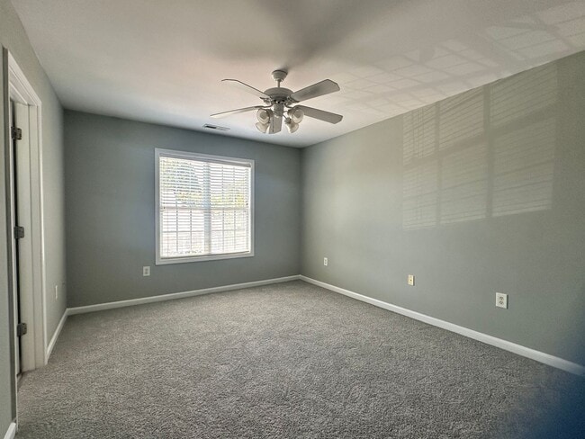 Building Photo - 2 Bedroom Townhome with Loft & One Car Garage