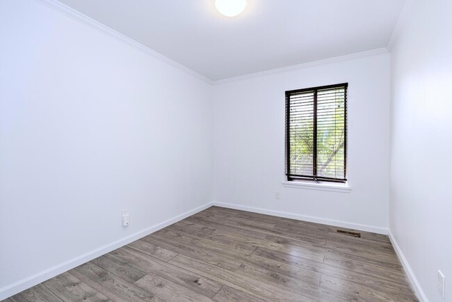 Building Photo - 725 Peninsula Ct