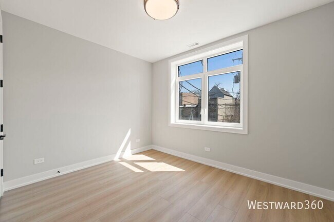 Building Photo - 2354 W Polk St