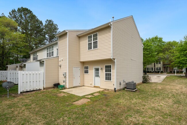 Building Photo - Available Early June! Renovated 3 bedroom 2.5 bath End Unit in NE Raleigh