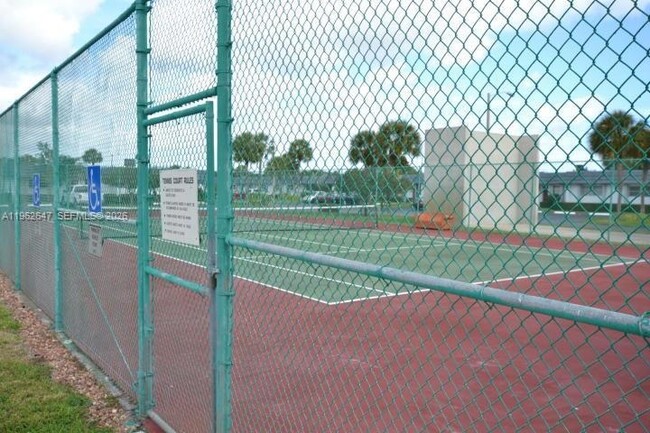 Building Photo - 2886 Fernley Dr E