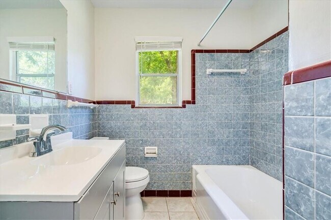 Building Photo - 1800 Forestglade Dr