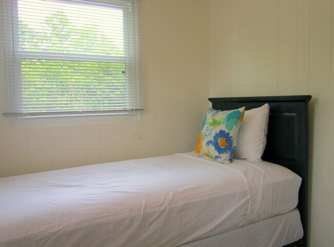 Building Photo - Winter Getaway at Lake Wawasee - 3 Br Ranc...