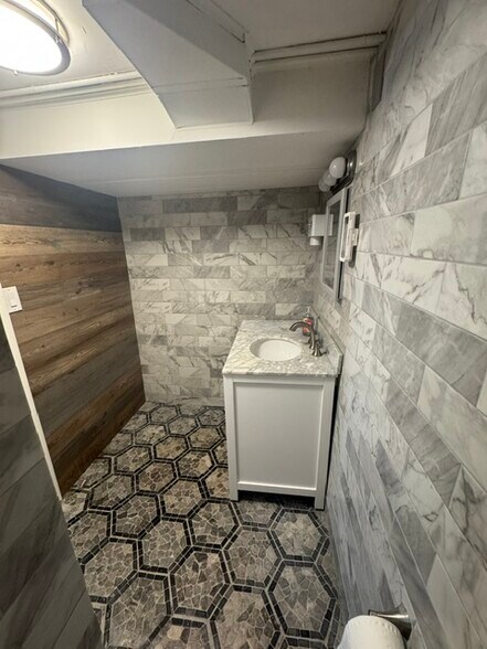 Master bathroom - 29 Hancock Ave