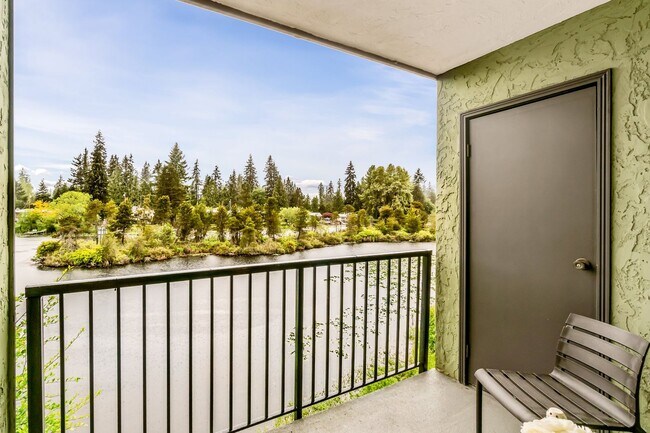 Building Photo - 2 Bedroom 1 Bathroom Lakeside Unit!