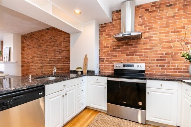Building Photo - 298 Bunker Hill St