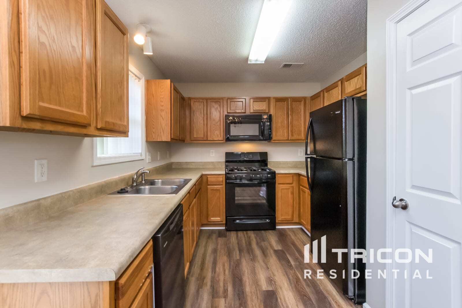 Building Photo - 221 Rosemont Ct