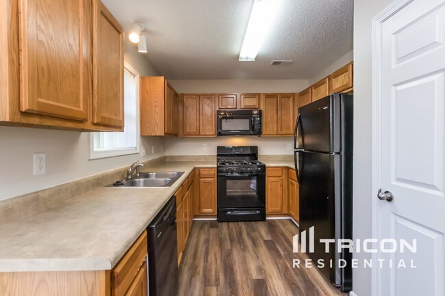 Building Photo - 221 Rosemont Ct