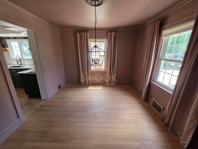 Building Photo - AVAILABLE JANUARY 2027 - BEAUTIFUL AND UNIQUE 4 BR HOME ACROSS CAMPUS