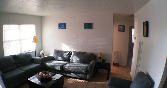 Building Photo - Charming 3 bedroom