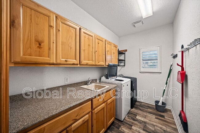 Building Photo - 7033 Robin Hood Way