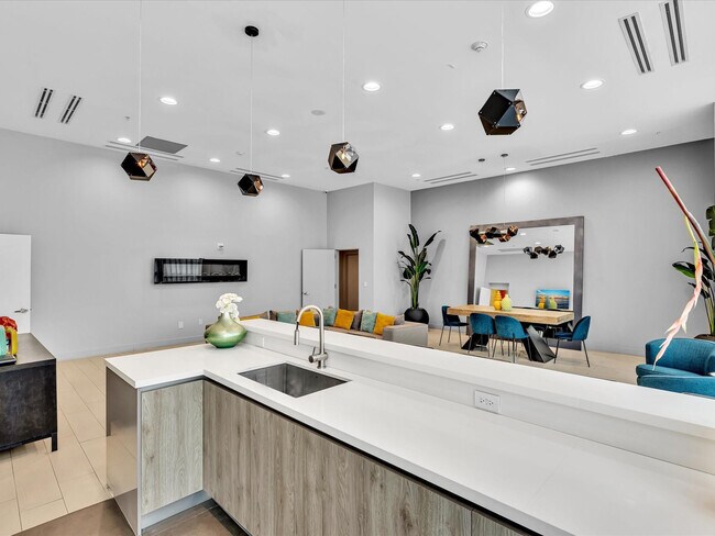 Building Photo - 665 NE 25th St