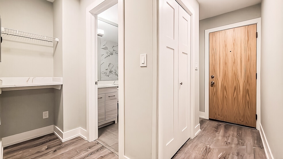 Building Photo - 454 W Barry Ave