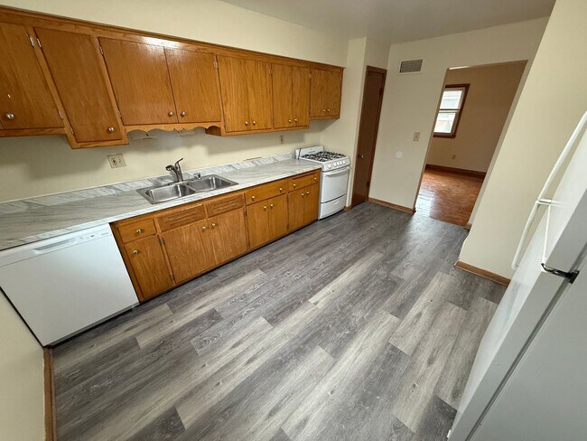 Building Photo - 5295 N Mohawk Ave