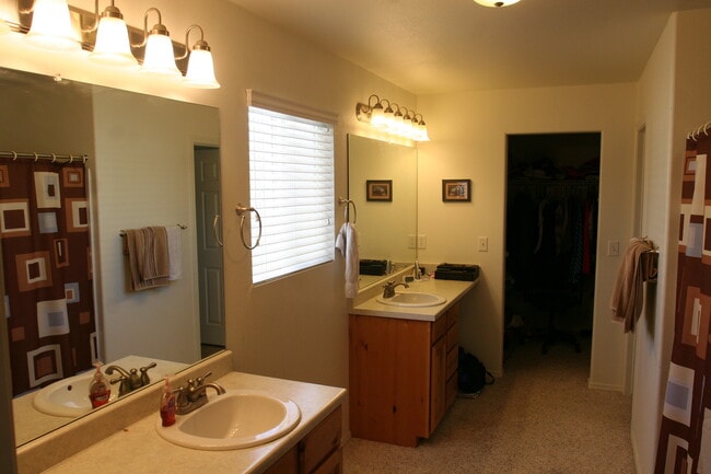 Building Photo - Huge 3 bed 2.5 bath single home in Spanish...