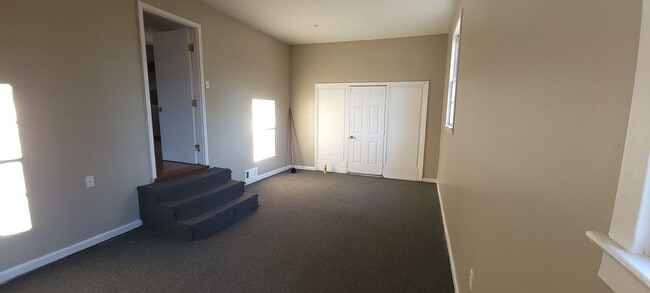 Building Photo - 4 Bedroom/ 1.5 Bath Brick Home for Rent in...