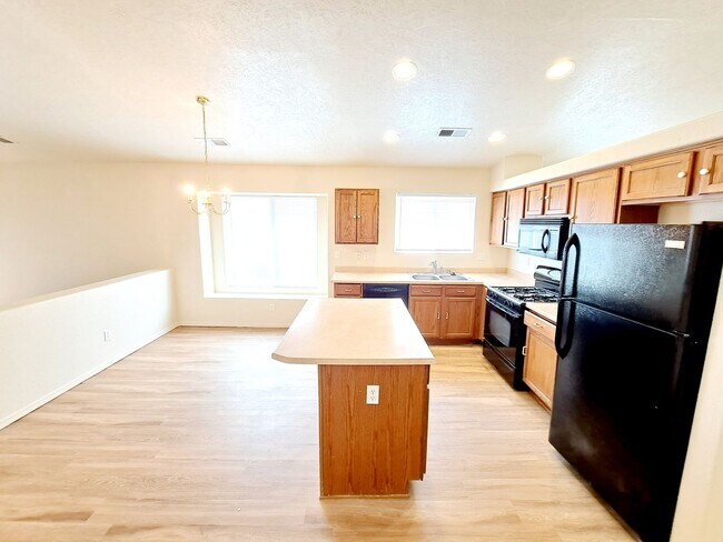 Building Photo - Gorgeous 4-bedroom, 2-bath home featuring two spacious living areas