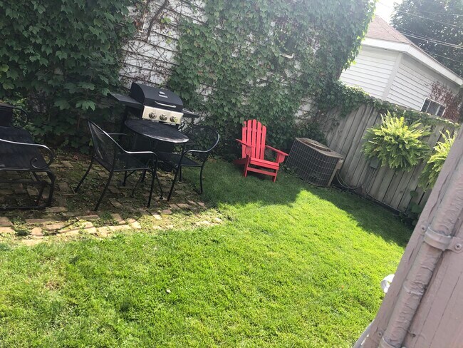 Building Photo - 2027 W Homer St