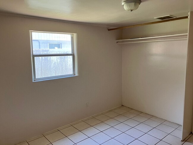 Building Photo - Cozy 1BR/1BA duplex with a Den, Ceramic Tile Floors, NO APP FEE!